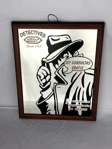 Espejo Serigrafiado con El Personaje, Detective Reyes