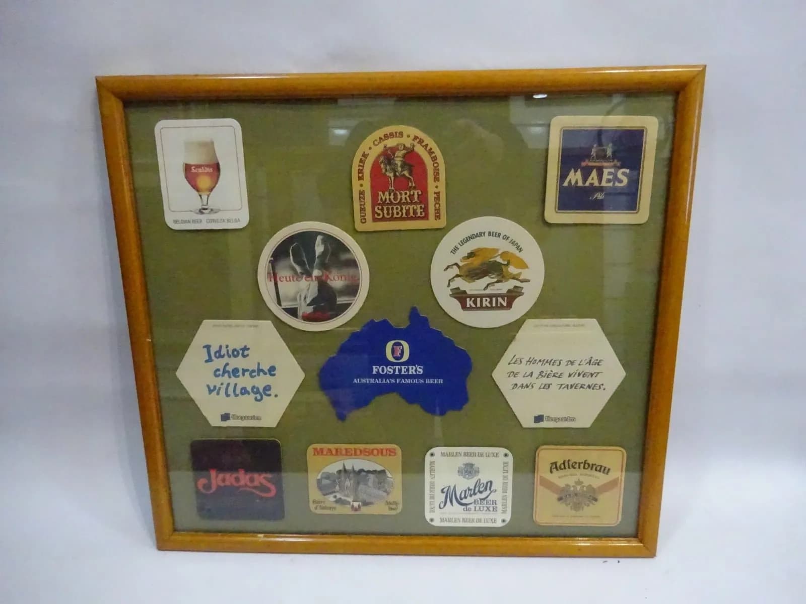 Cuadro con posavasos de cerveza originales