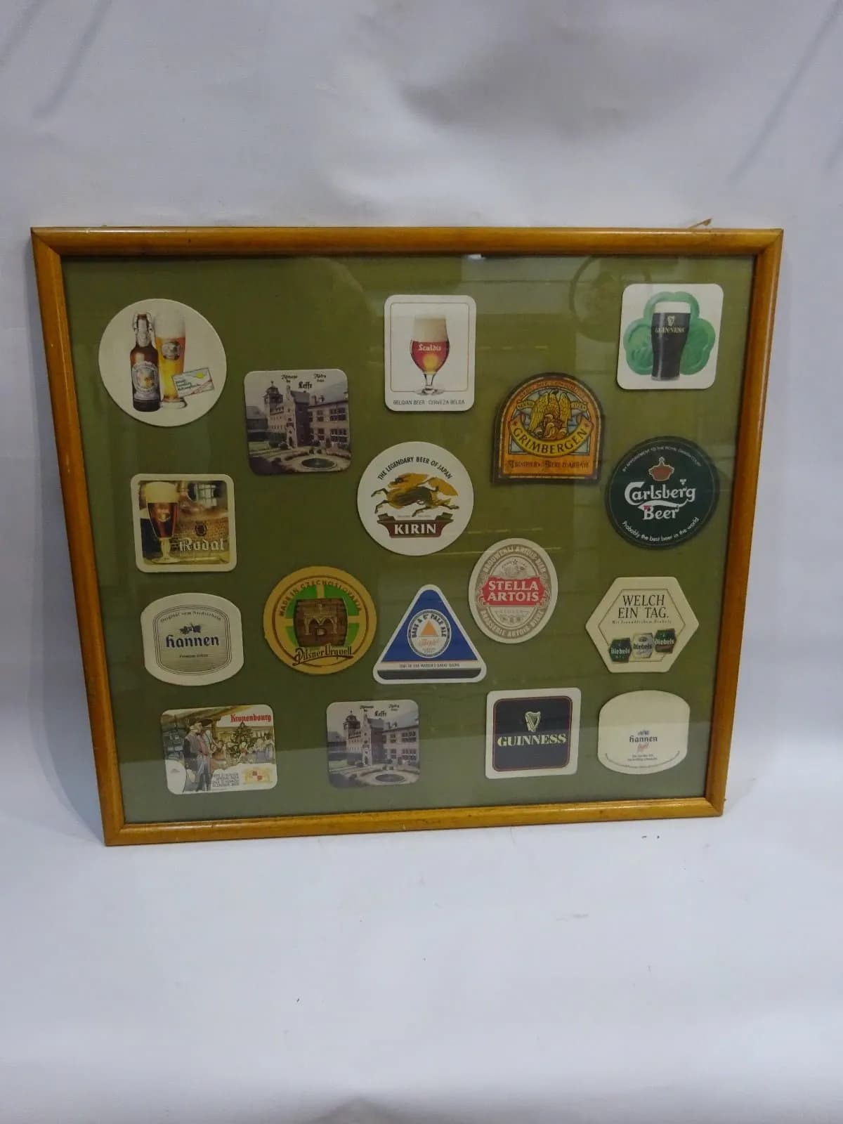 Cuadro con posavasos de cerveza originales