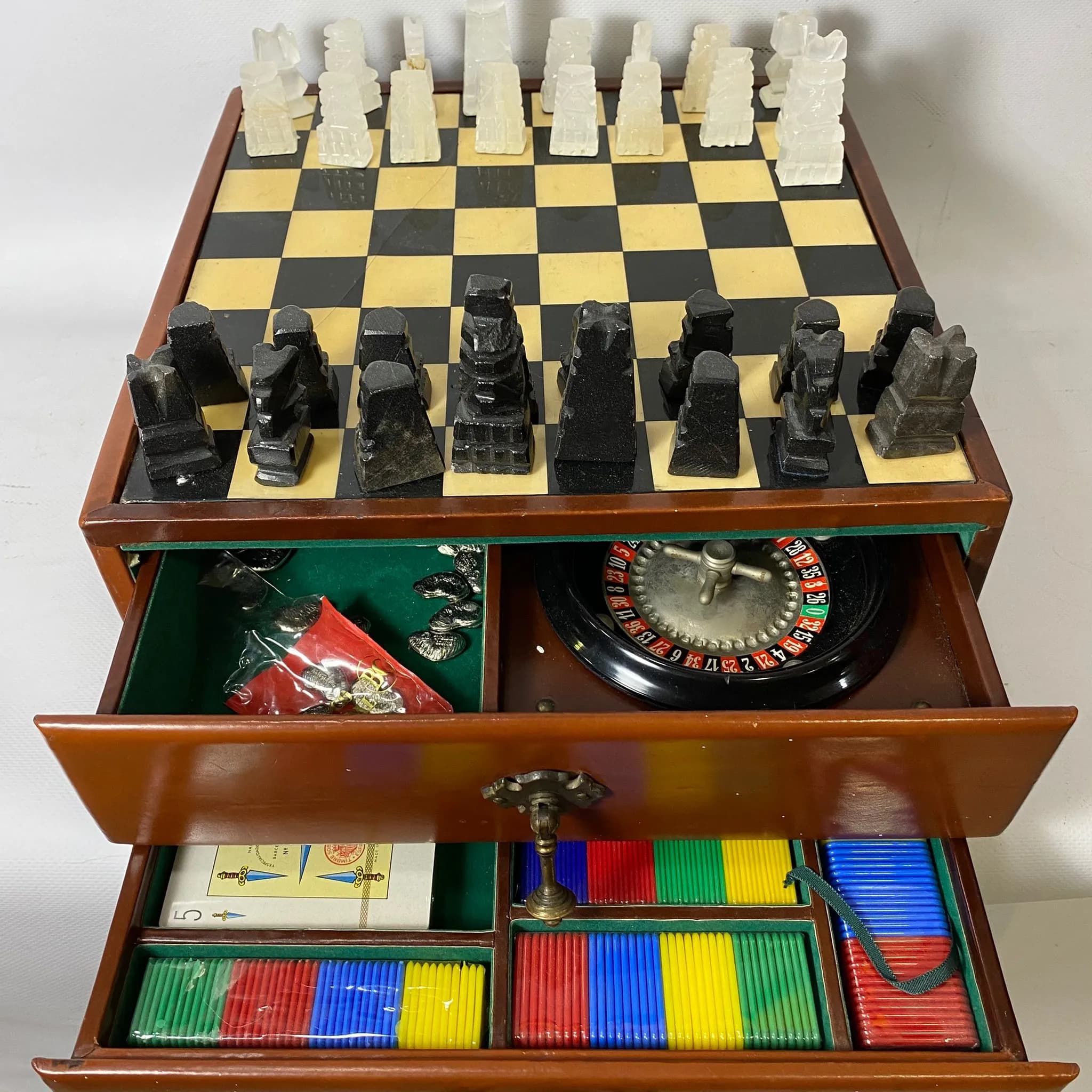 Tablero multijuegos ajedrez casino, con cartas, dominó y ruleta.