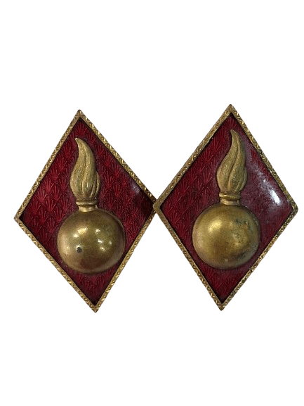 pareja de uniforme militar