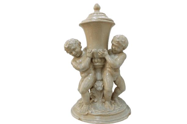 Jarrón decorativo con querubines