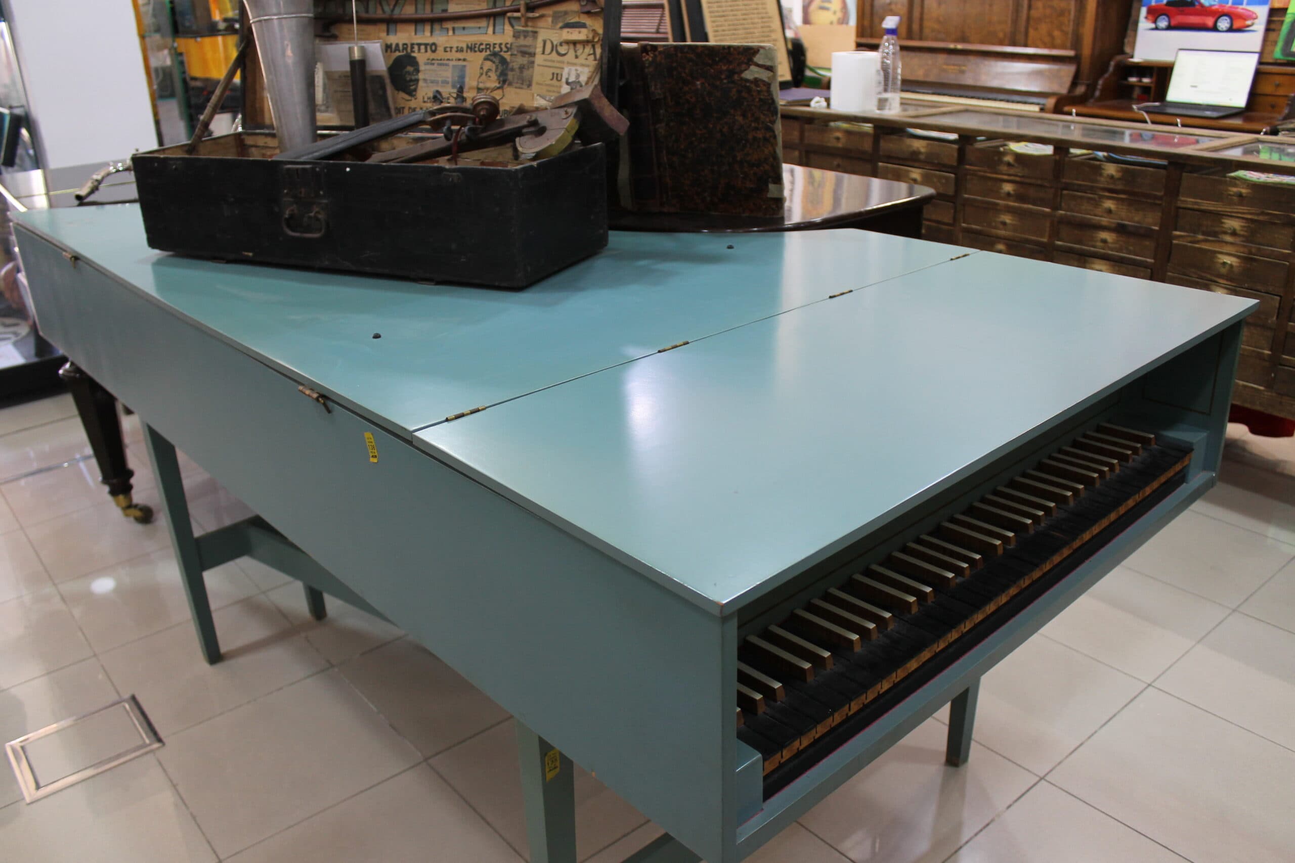 Piano Espineta de estudio modelo mediados del siglo XX