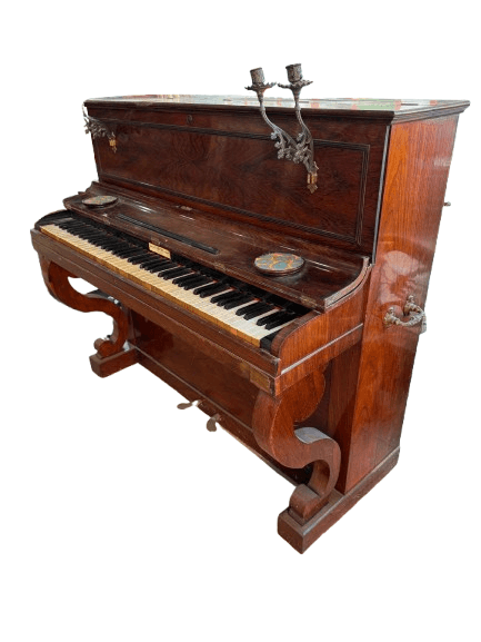 Piano vertical antiguo con candelabros de bronce