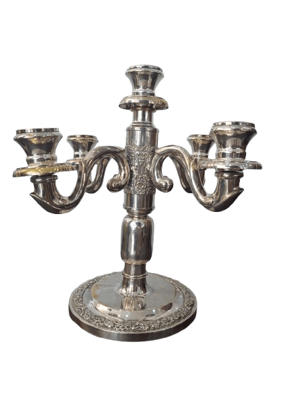Candelabro clásico de sobremesa de cinco brazos con relieves decorativos