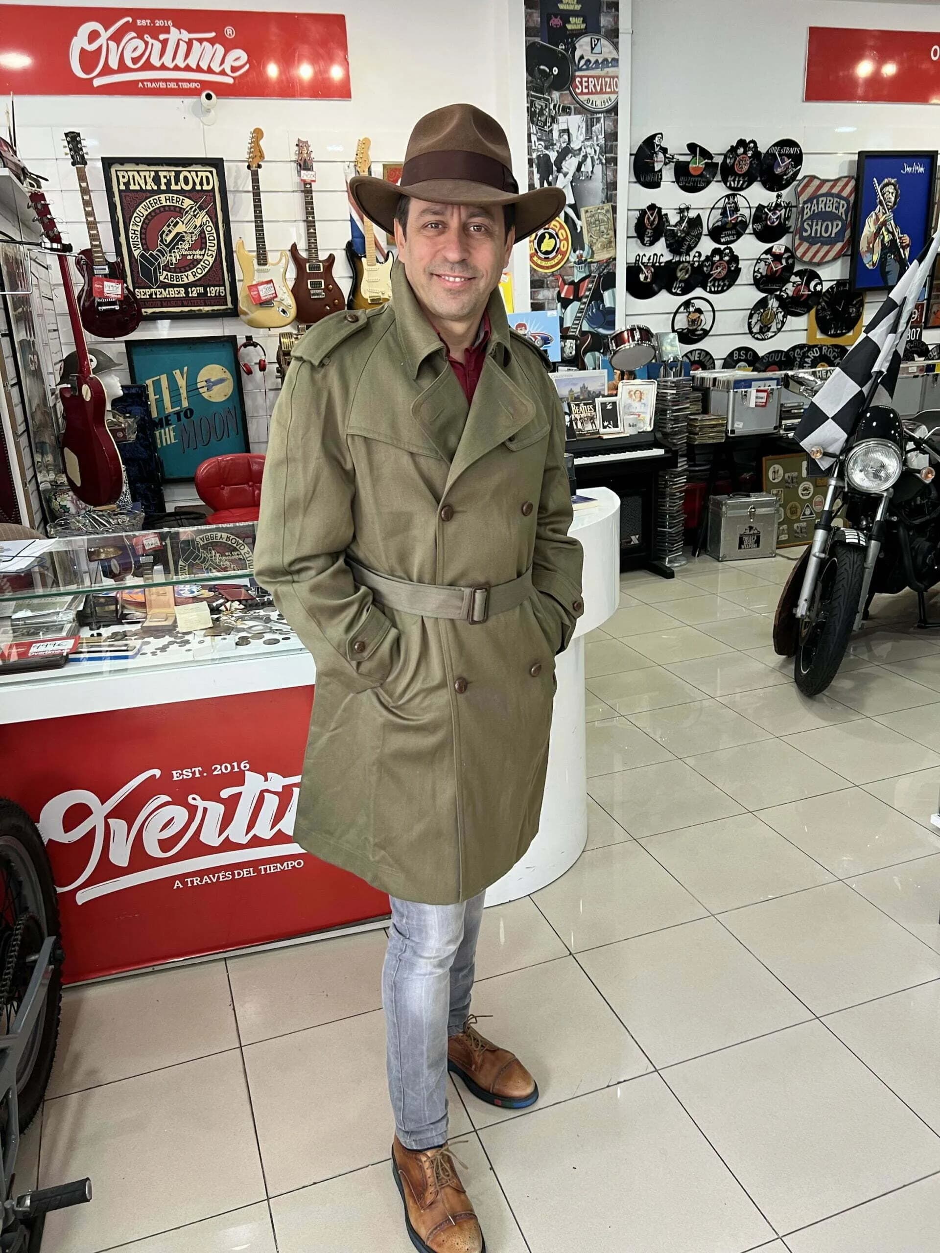 Gabardina diseño Overtime, verde militar varias talla 52