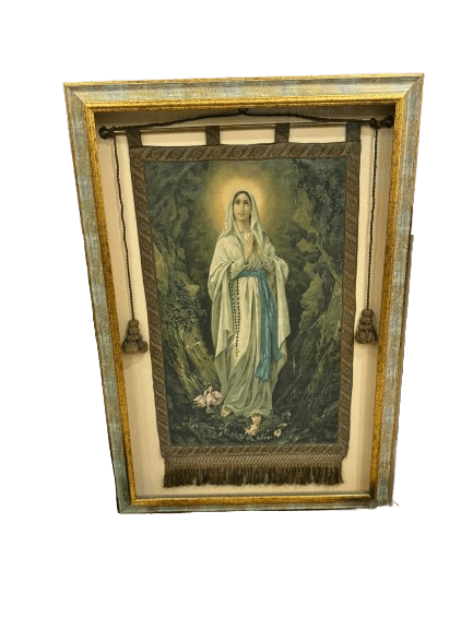 Retablo con bandera de la Virgen de Lourdes
