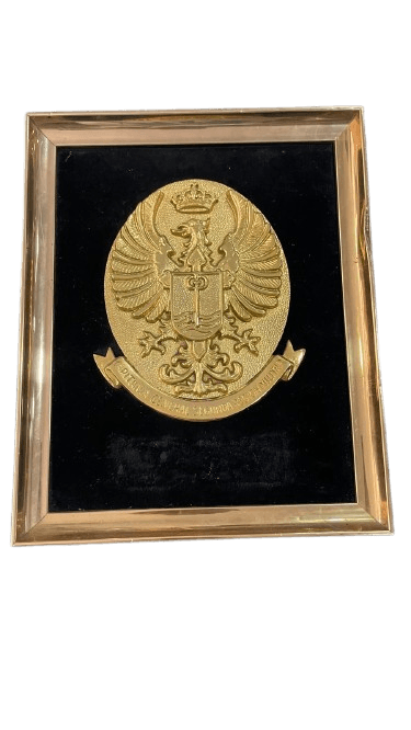 Escudo de armas dorado enmarcado