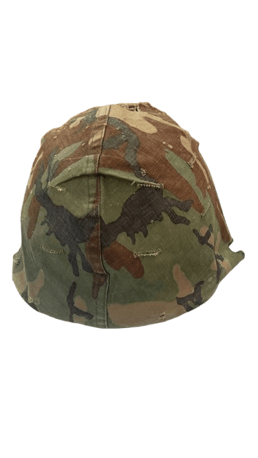 Casco militar con funda de camuflaje desgastada