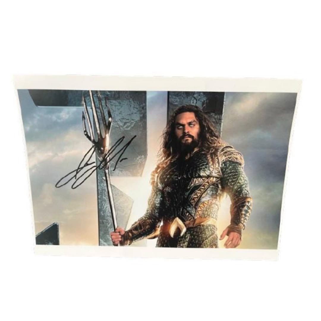 Fotografía promocional coleccionable de la película Aquaman con autógrafo impreso de Jason Momoa