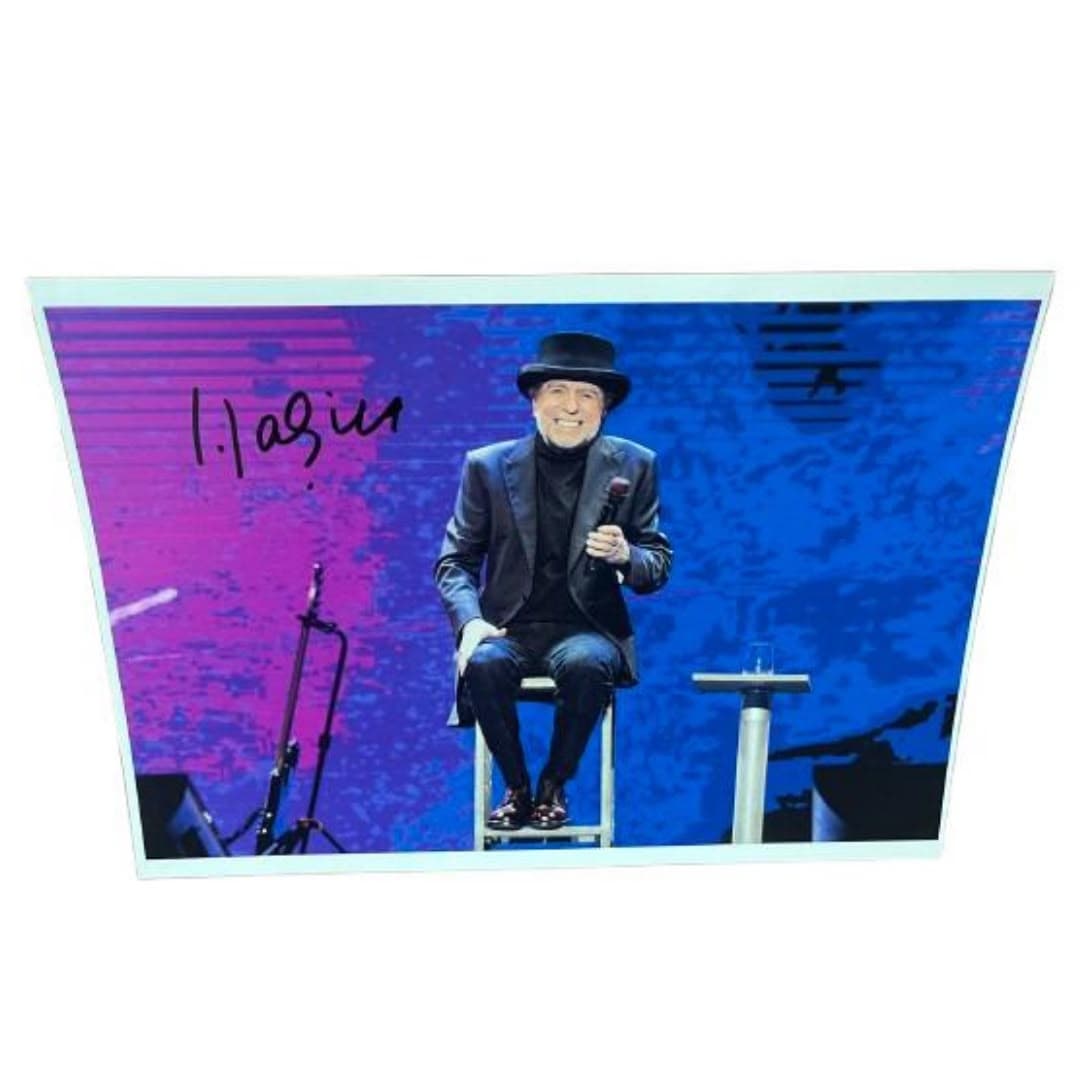 Fotografía promocional coleccionable de Joaquín Sabina en concierto con autógrafo