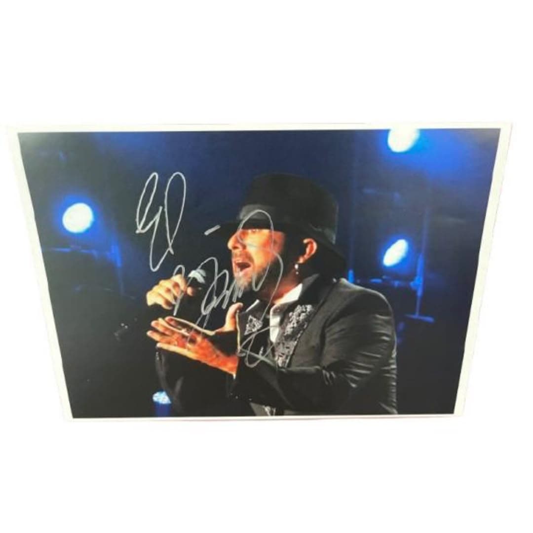 Fotografía promocional coleccionable de El Barrio en concierto con autógrafo